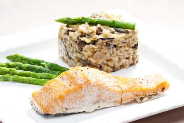 gebackenen lachs mit pilzrisotto und grünem spargel Stockfoto