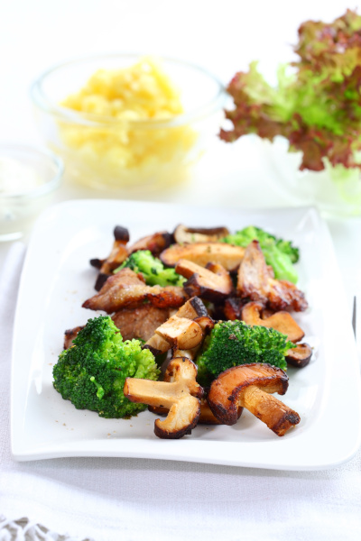 Gebratenes Schweinefleisch Mit Shiitake Pilzen Stockfoto