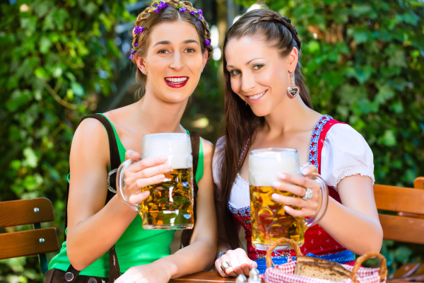 Im Biergarten Freunde Trinken Bier In Bayern Lizenzfreies Foto