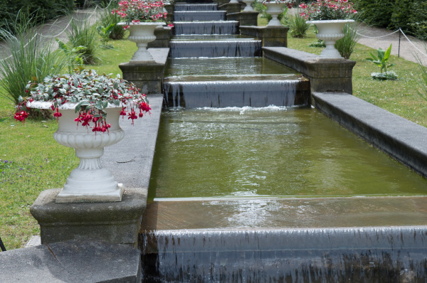 Der Brunnen Mit Treppen Im Sommer Lizenzfreies Bild 14421343