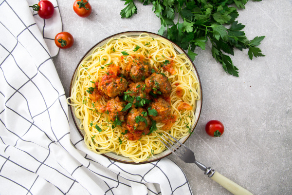 Spaghetti Nudeln Mit Frikadellen Und Petersilie Mit Lizenzfreies Bild