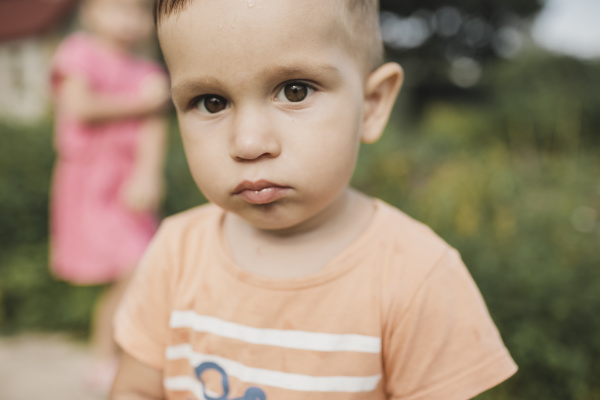 Porträt eines kleinen Jungen im Garten Stockfoto 26372502