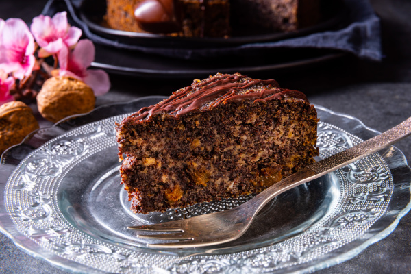 saftige Mohnkuchen mit Äpfeln und Schokoladenglas Lizenzfreies Foto