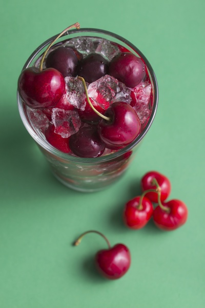 Kirschen und Eiswürfel im Glas Stock Photo 29886166 Bildagentur