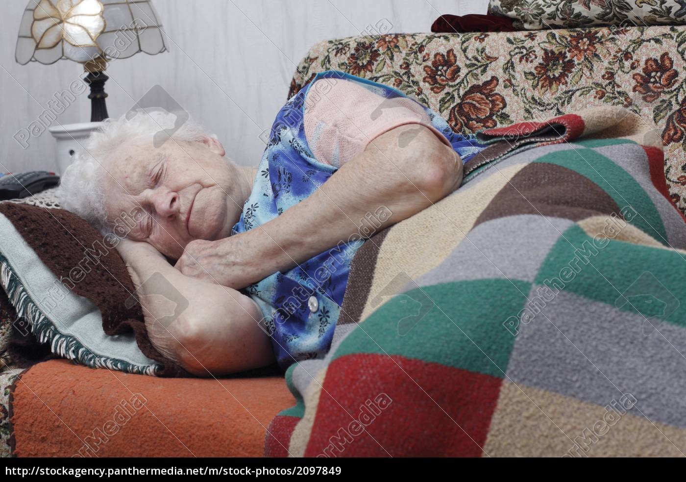 Бабуля 60 лет пихает игрушку в волосатую пиздень