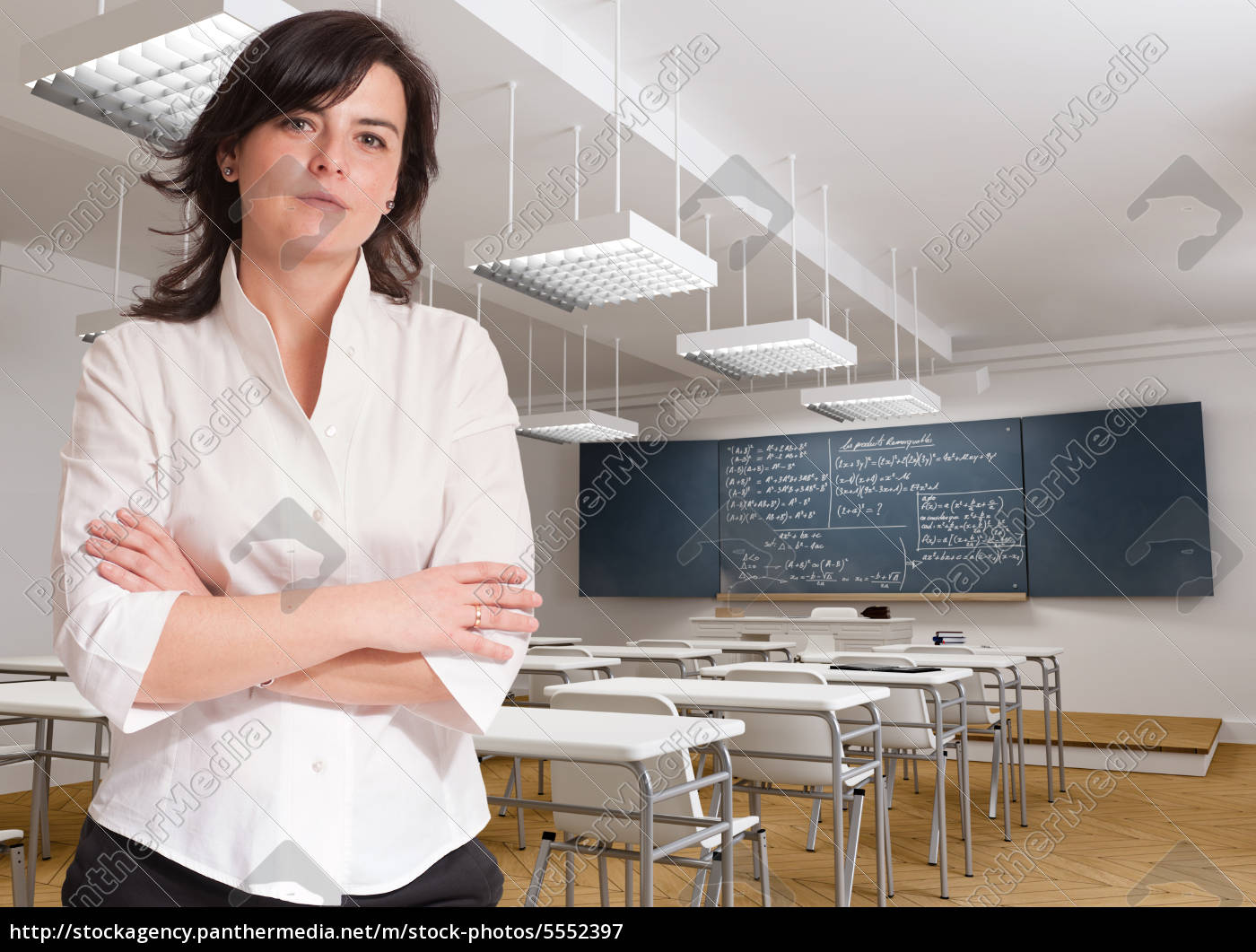 Attraktive Lehrer Im Klassenzimmer Stockfoto Bildagentur