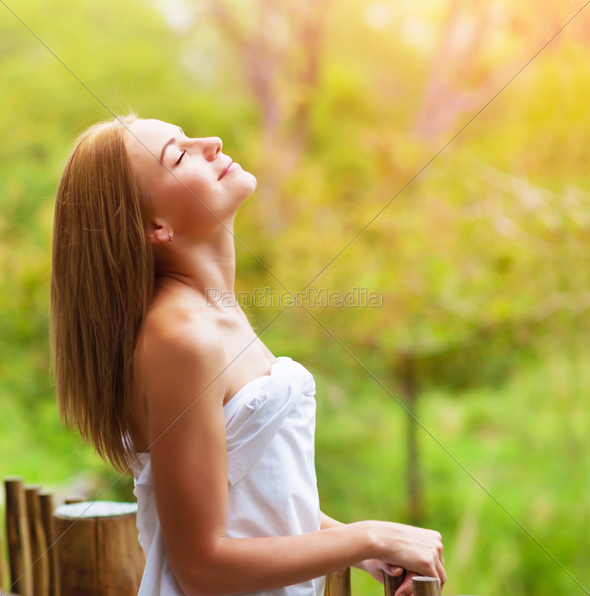 Ruhige Frau Auf Terrasse Lizenzfreies Foto Bildagentur