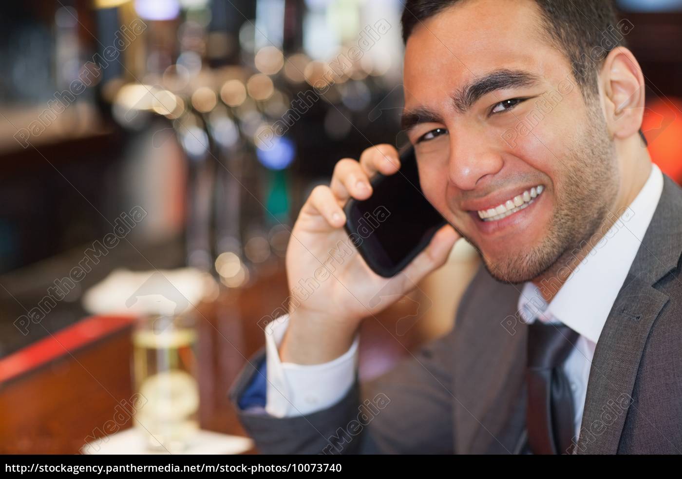 glücklich gut aussehend kaufmann am telefon mit einem Lizenzfreies