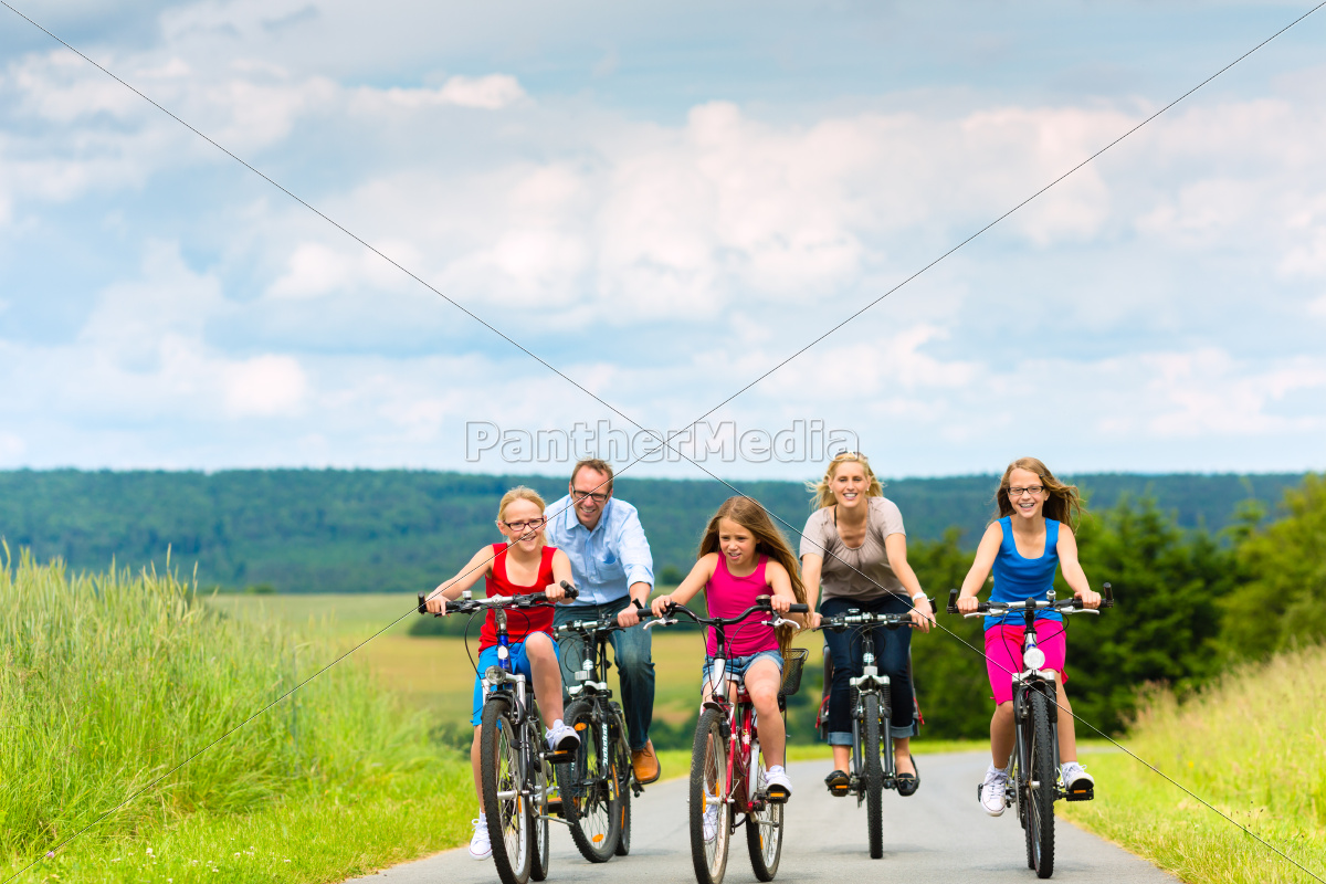 Familie fährt Fahrrad im Sommer in Dorf Landschaft Stockfoto