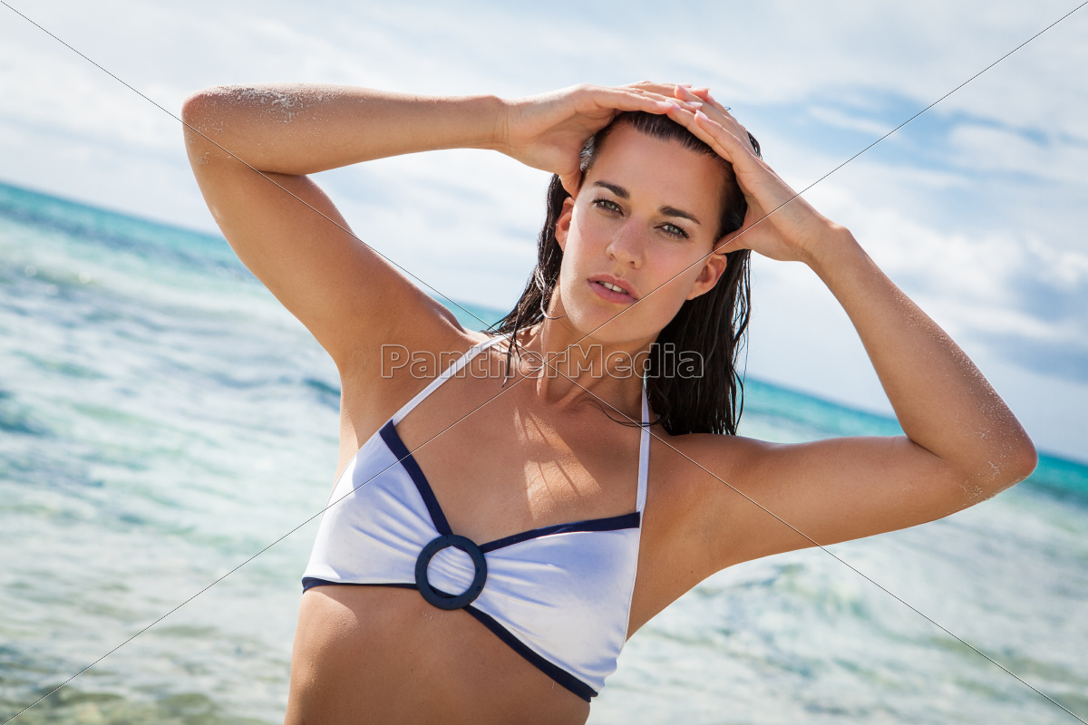 Attraktive Junge Frau Im Bikini Strand Wasser Sommer Stockfoto