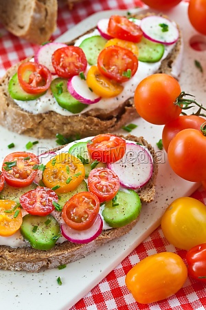 Brot Mit Quark Und Frischem Gemuese Lizenzfreies Bild 11554213