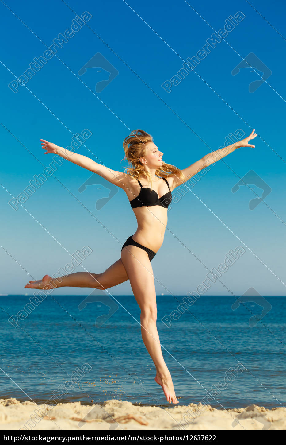 Sommerurlaub M Dchen Im Bikini Auf Strand L Uft Stock Photo