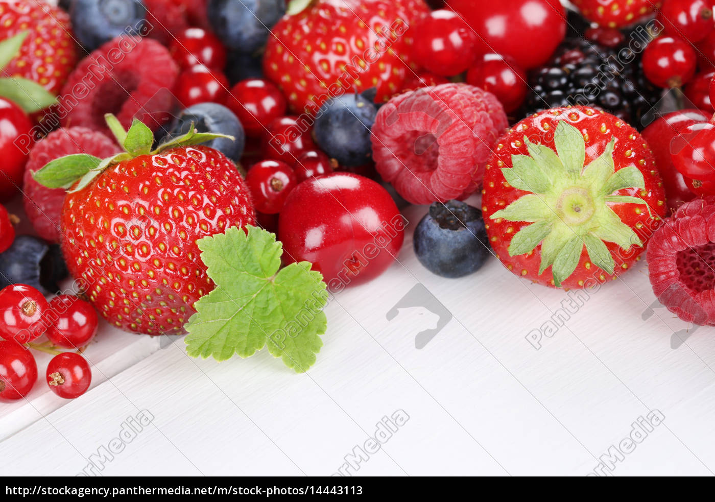 Beeren Früchte auf Holzbrett mit Erdbeeren Himbeeren Stockfoto