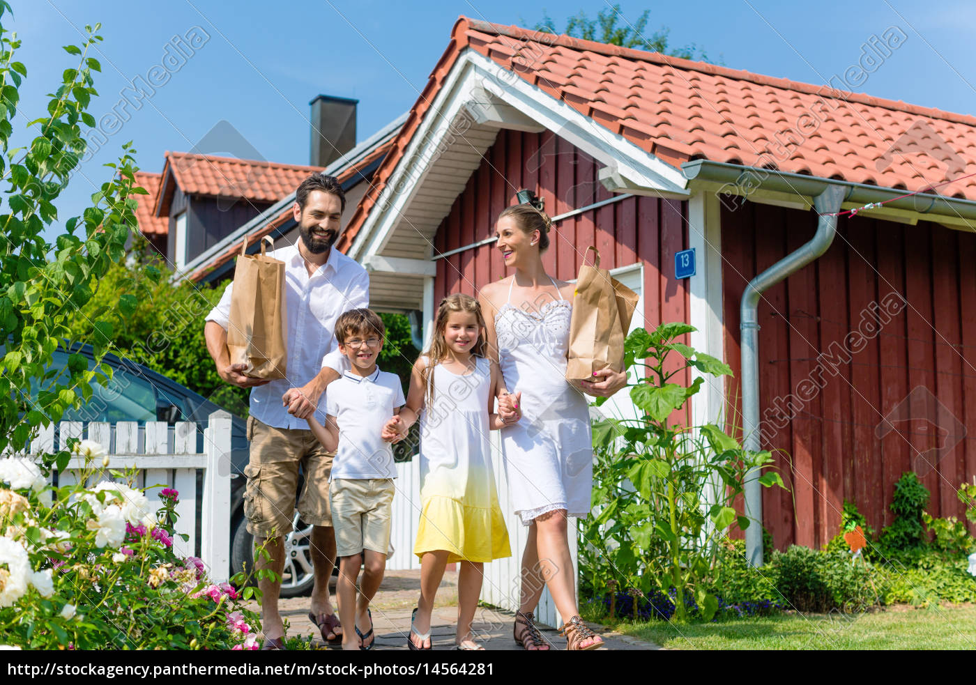 Familie hat Spaß mit ihrem neuen Haus Lizenzfreies Bild 14564281