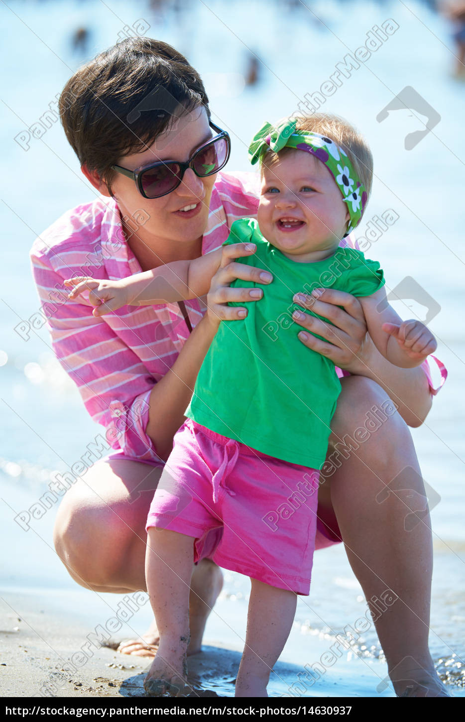 mutter und kind am strand spaß zu haben Stockfoto 14630937