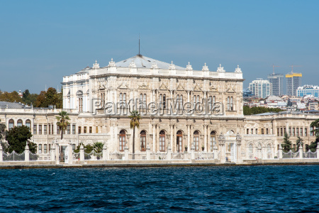 Der Dolmabahce Palast Am Bosporus In Istanbul Lizenzfreies Bild