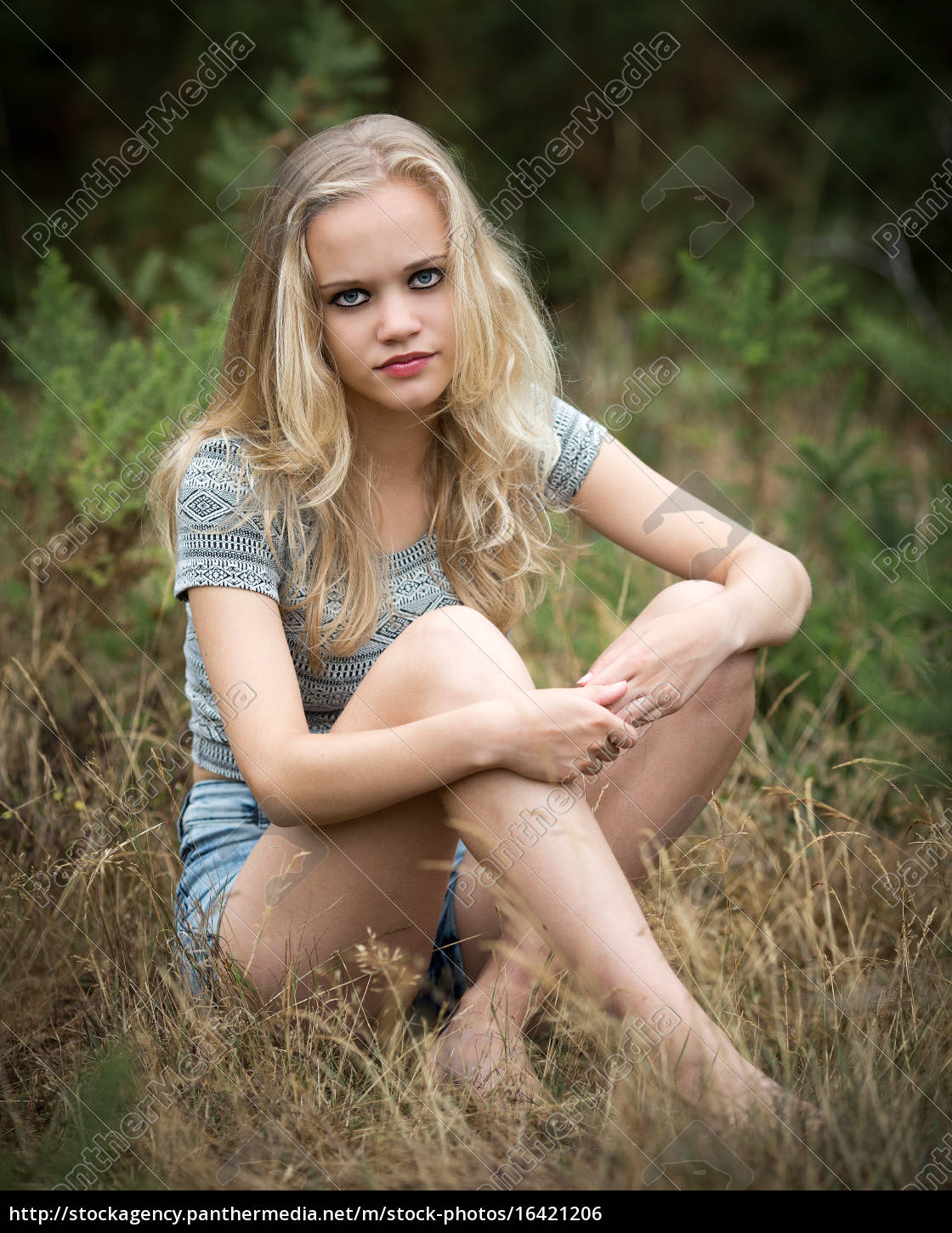 Pretty Blonde Teenager Sitzen Im Gras Stock Photo 16421206