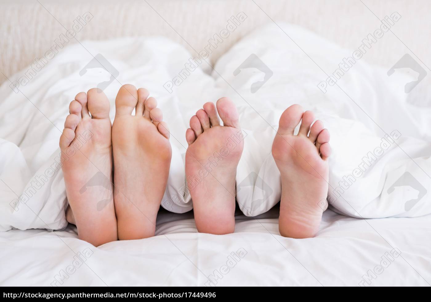 nackte füße von homosexuell paar aus der decke Lizenzfreies Foto
