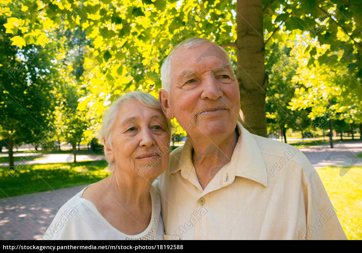 glückliche alte ehepaar im sommer auf einem Lizenzfreies Foto Bildagentur