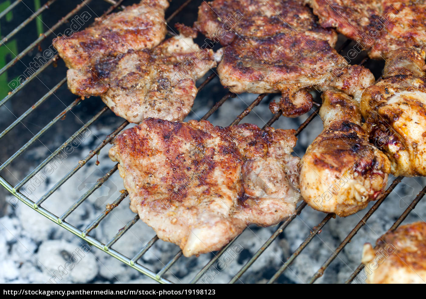 Grill Mit Leckerem Gegrilltem Fleisch Auf Dem Grill Lizenzfreies Bild