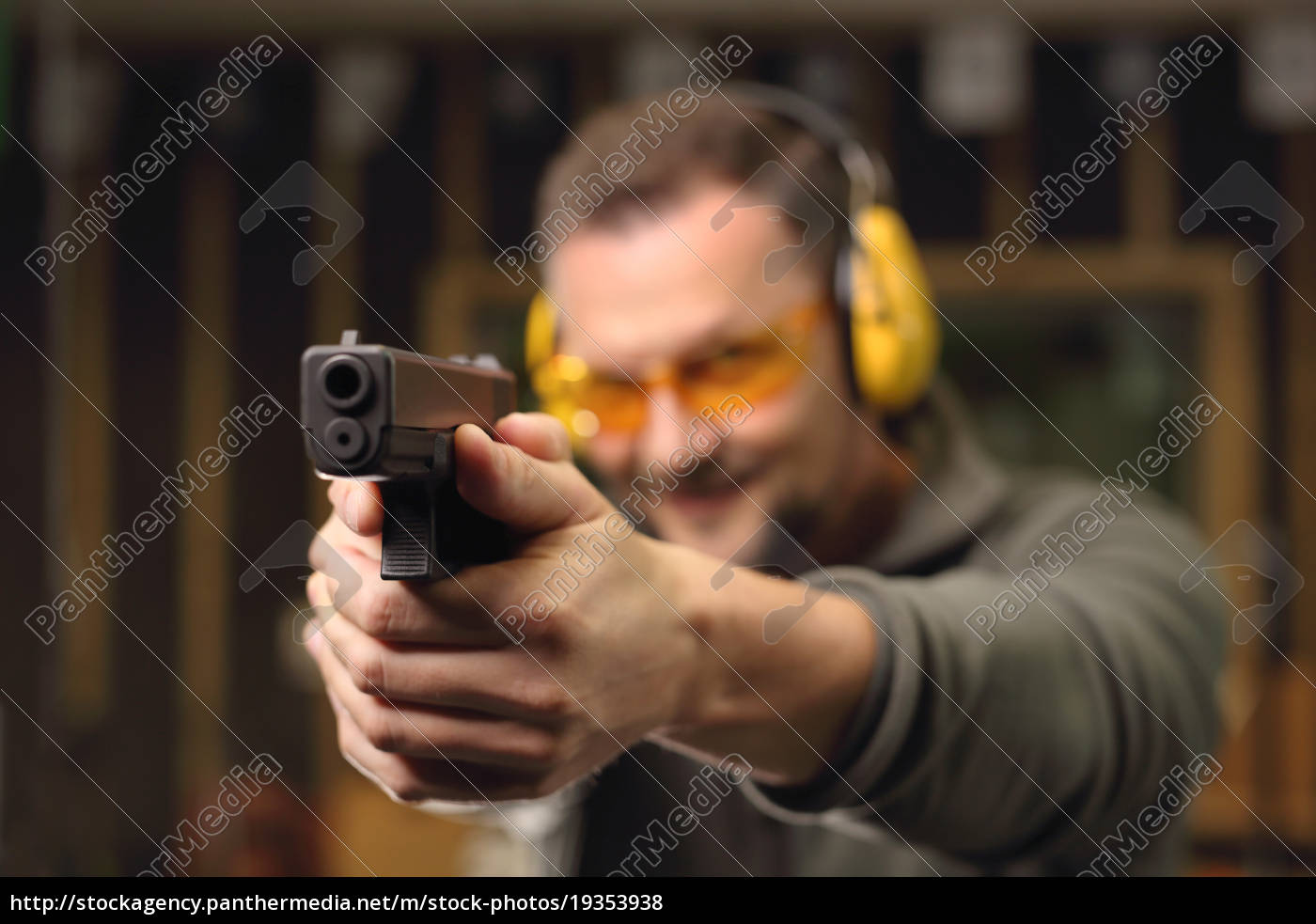 Schie En Von Der Pistole Am Schie Stand Erlernen Stock Photo