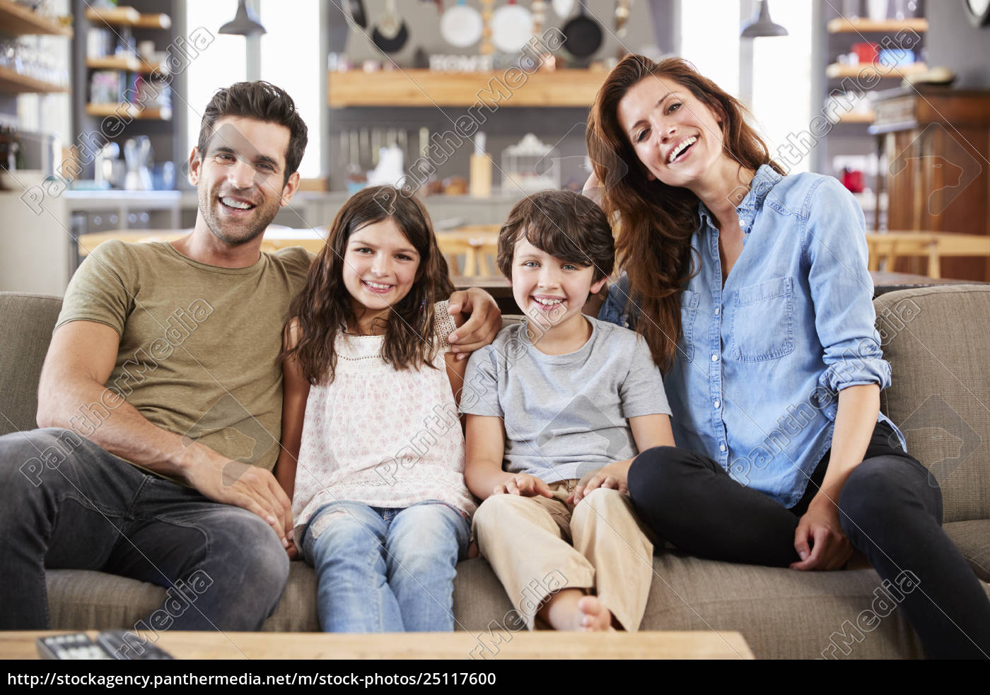 Portr T Der Gl Cklichen Familie Sitzend Auf Sofa In Lizenzfreies Foto