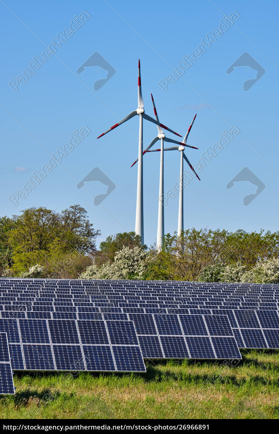 Sonnenkollektoren Und Windkraftanlagen In Deutschland Lizenzfreies