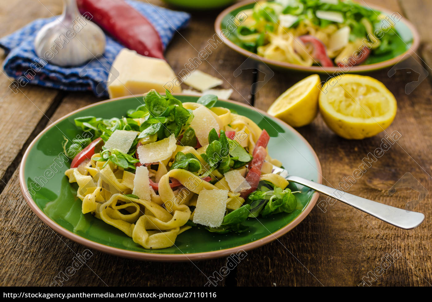 Tagliatelle Mit Speck Knoblauch Und Salat Lizenzfreies Foto