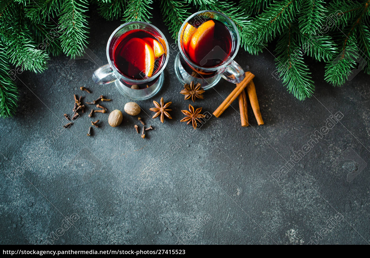 Weihnachtsgl Hwein Mit Gew Rzen Auf Dunklem Lizenzfreies Bild