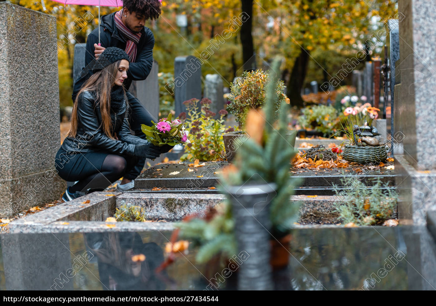 Paar In Trauer Auf Einem Friedhof Im Herbst Lizenzfreies Foto