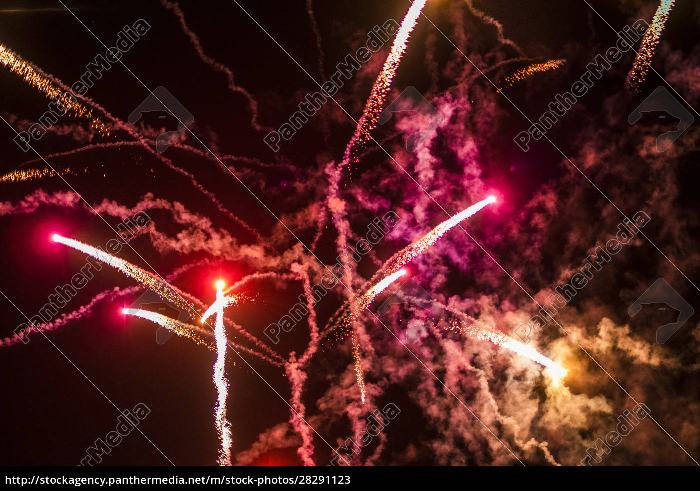 Feuerwerk Am Nachthimmel Lizenzfreies Bild Bildagentur