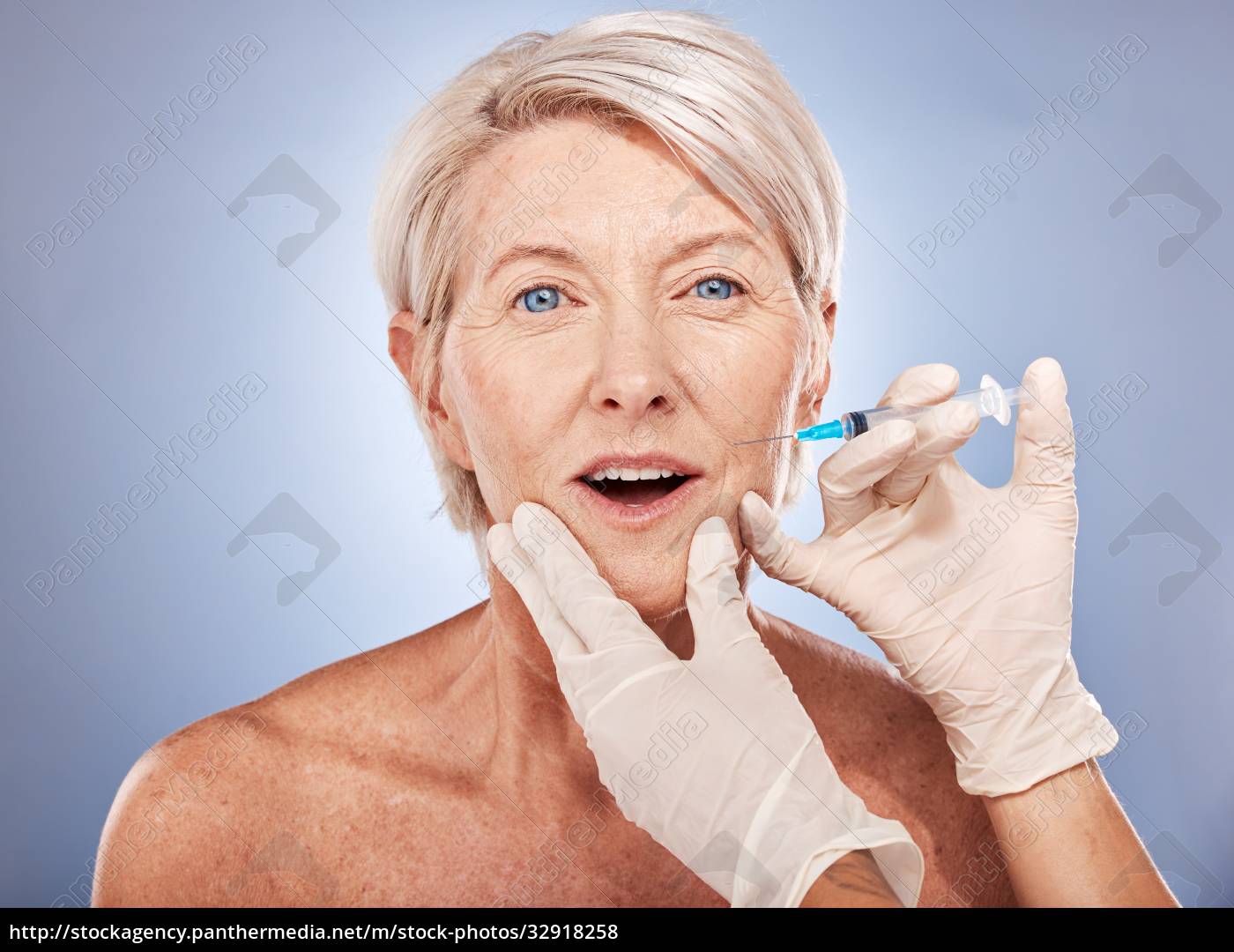 Seniorin Botox Injektion Und Spritze Mit Hand F R Stock Photo