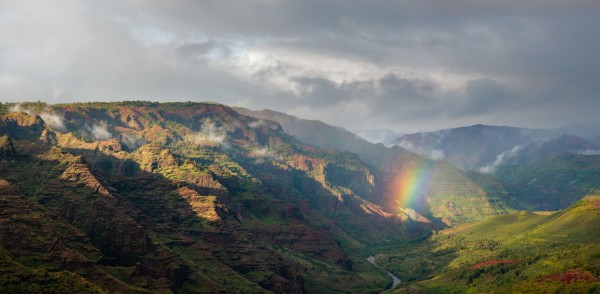 regenbogen ueber waimea canyon in kauai