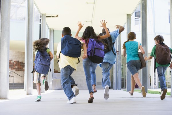 sechs studenten vor der tuer der