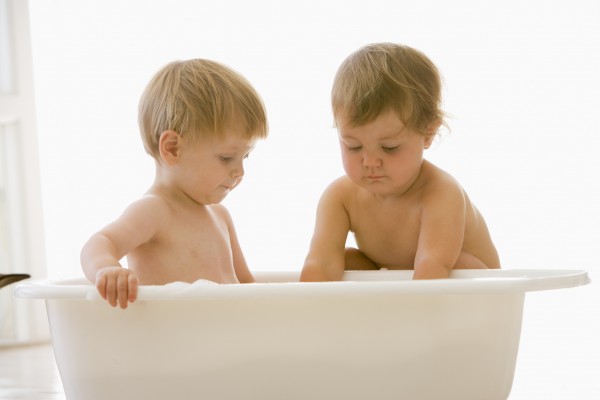 zwei babys im sprudelbad