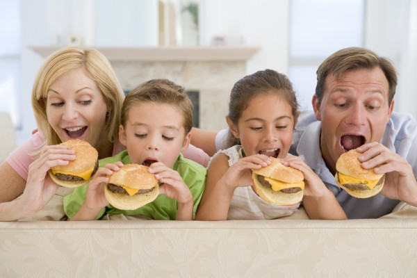 familie essen cheeseburgers zusammen