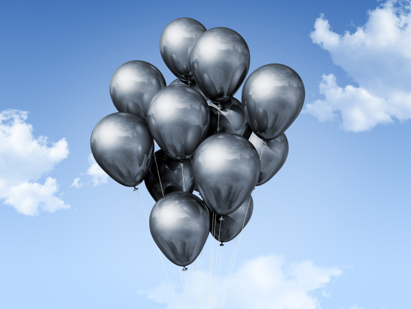 silber ballons auf einem blauen himmel