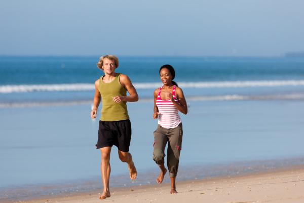 sport paar beim jogging am strand