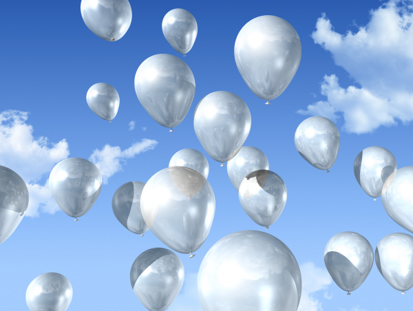 weisse luftballons auf einem blauen himmel