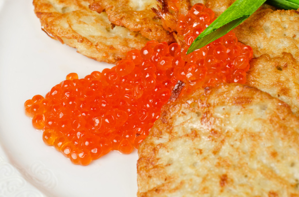 pfannkuchen mit rotem kaviar