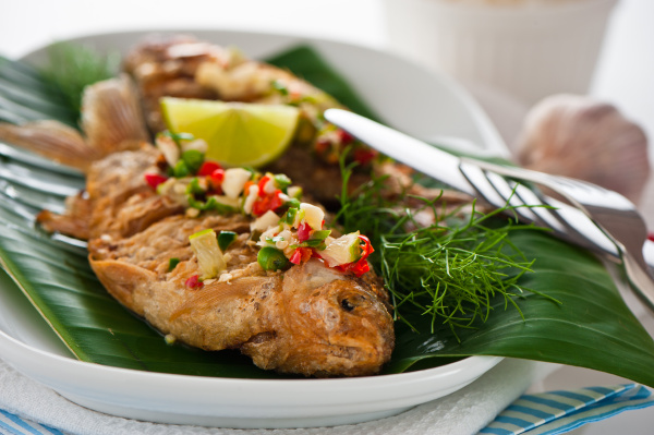 frisch gebratener fisch mit chili-sauce knoblauch und - Stockfoto ...