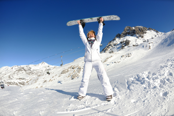 skifahren auf frischem schnee an der