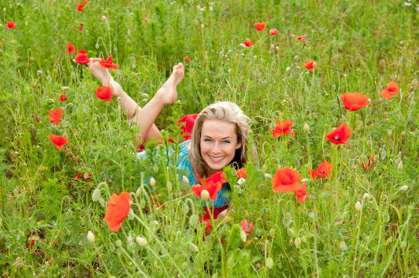 Junge Frau Im Mohnfeld Lizenzfreies Bild 7502489 Bildagentur