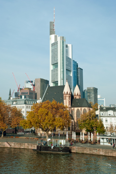 frankfurter skyline mit historischer leonhardskirche