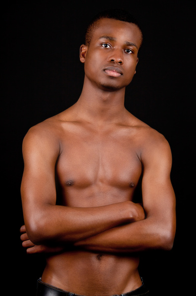 junger dunkelaeutiger mann afrikaner im portrait
