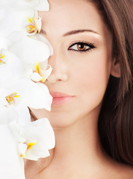 Nahaufnahme auf wunderschönem Gesicht mit Blumen - Stockfoto #9009810