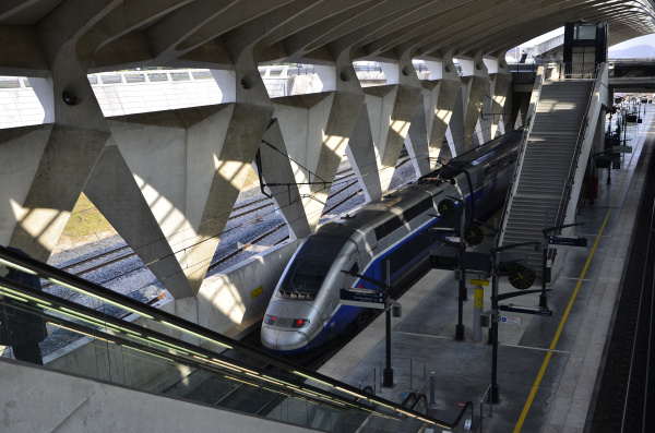 flughafen bahnhof mit tgv