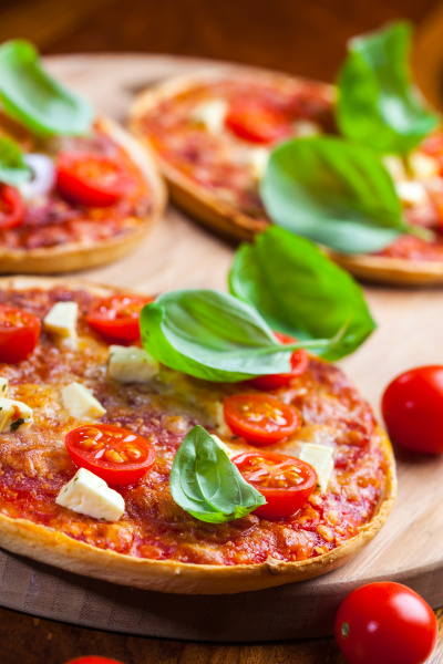 traditionelle pizza mit mozzarella und salami - Stock Photo - #9611290 ...