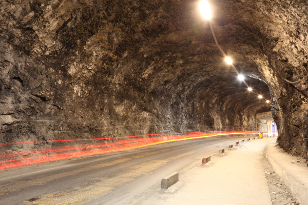schmaler beleuchteter tunnel in gibraltar