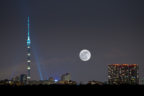 vollmond unter der stadt